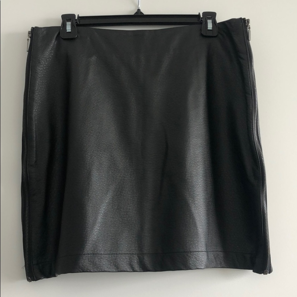 NWT Romeo & Juliet Faux Leather Side Zip Skirt